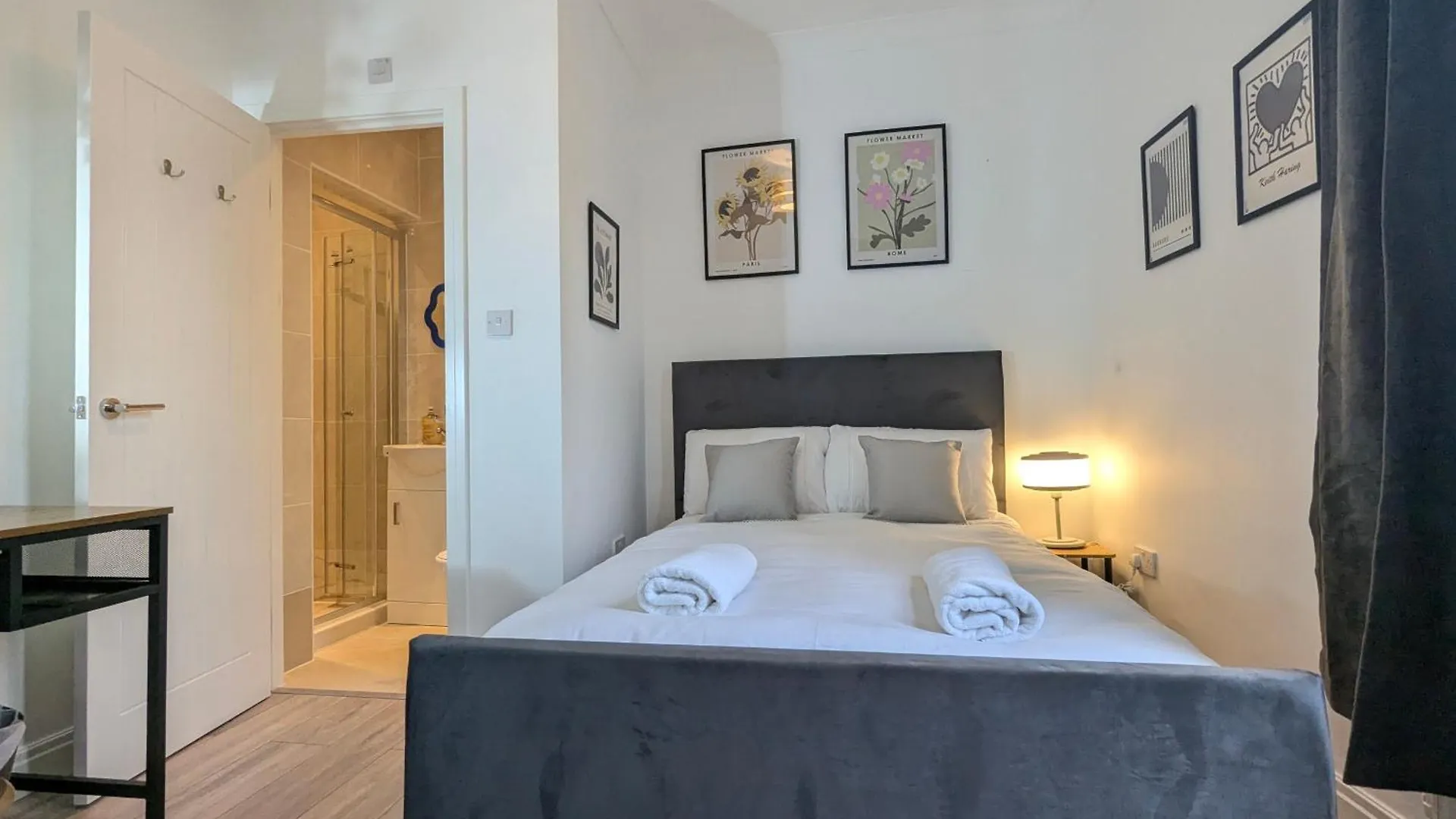 Modern Double Room W Private Bath & Free Parking York