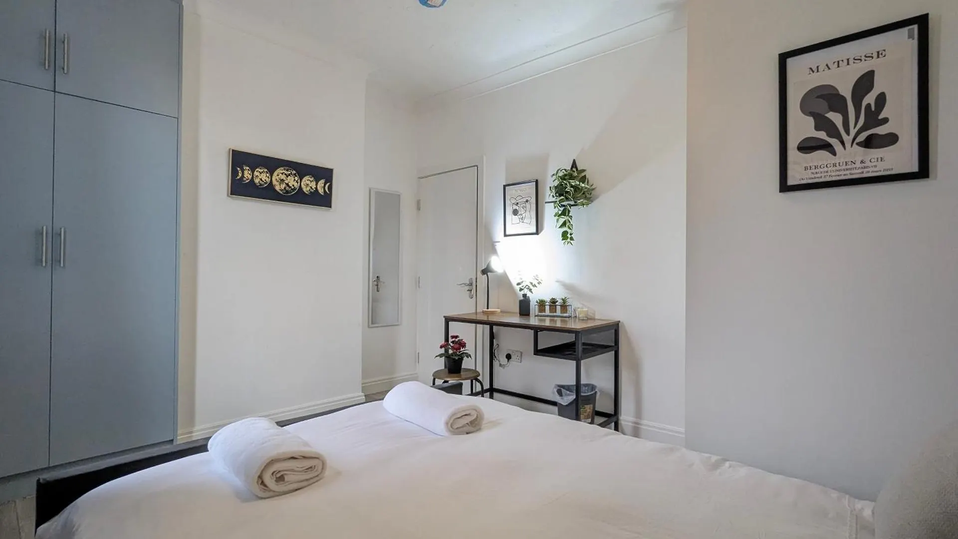 Modern Double Room W Private Bath & Free Parking York