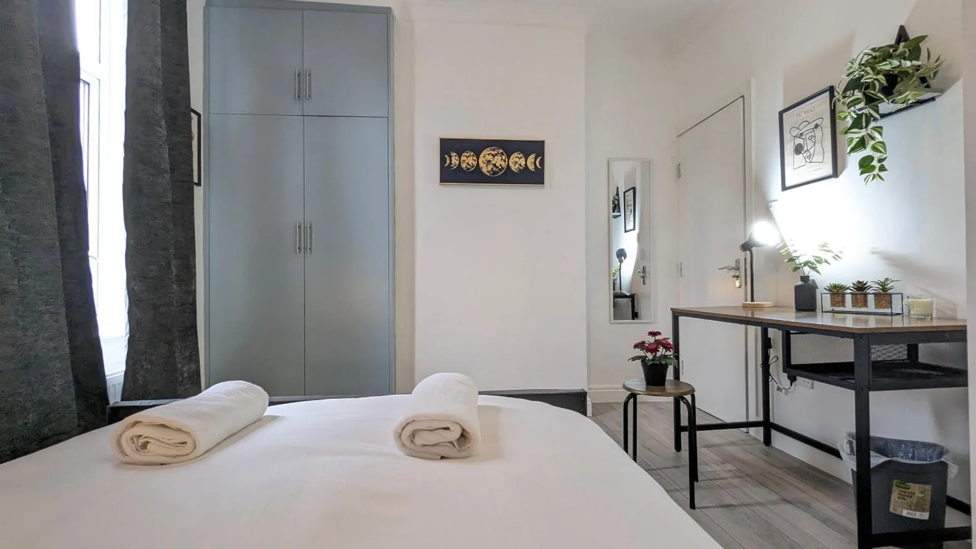Modern Double Room W Private Bath & Free Parking York