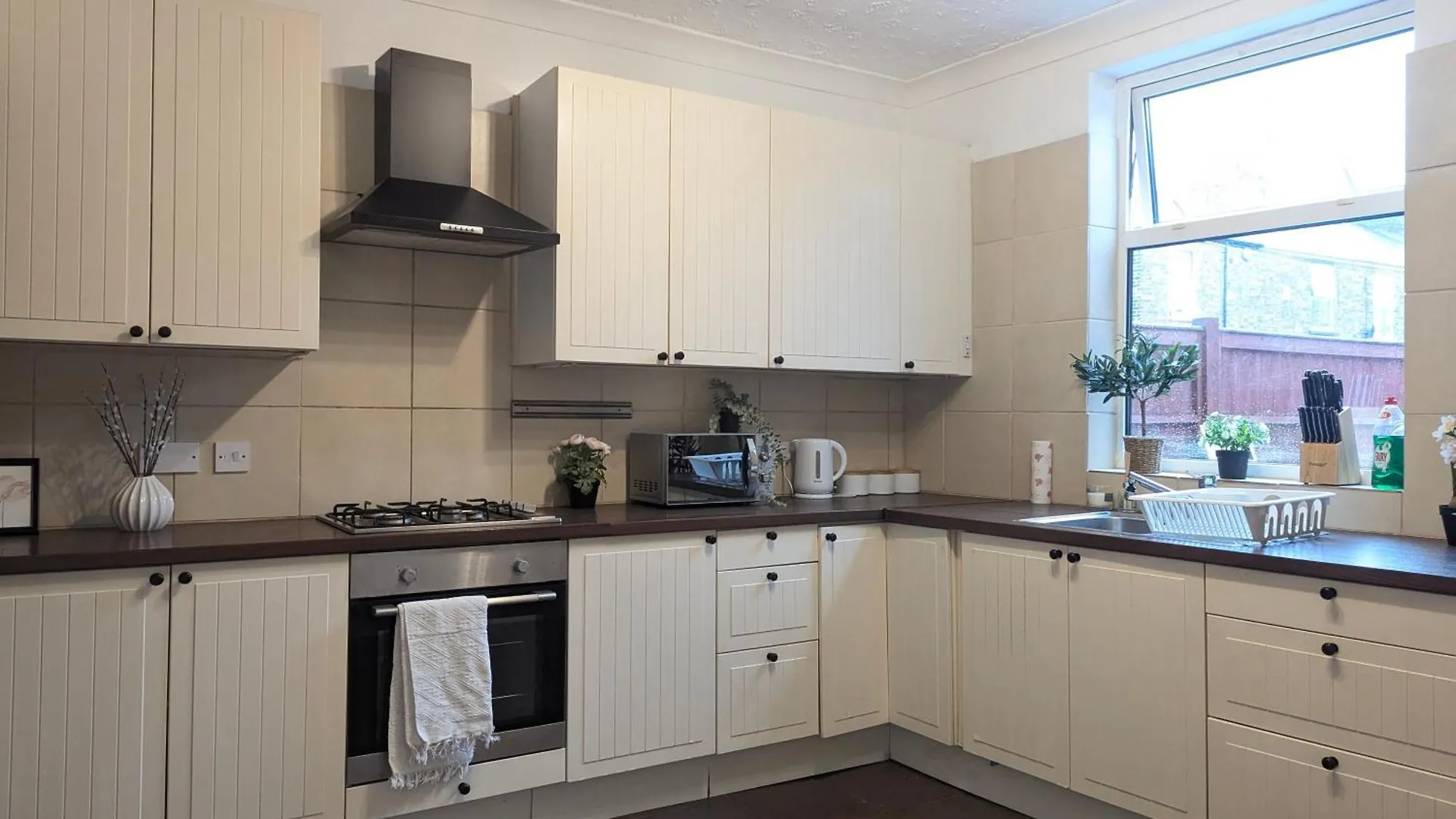 Modern Double Room W Private Bath & Free Parking York