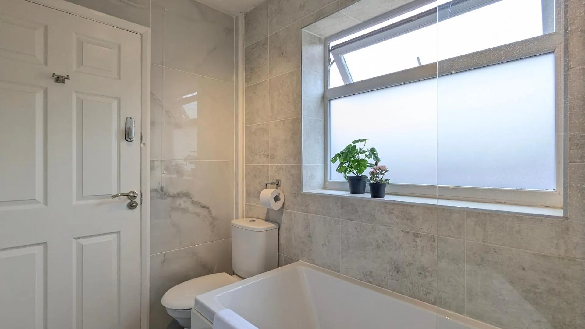 Modern Double Room W Private Bath & Free Parking Йорк