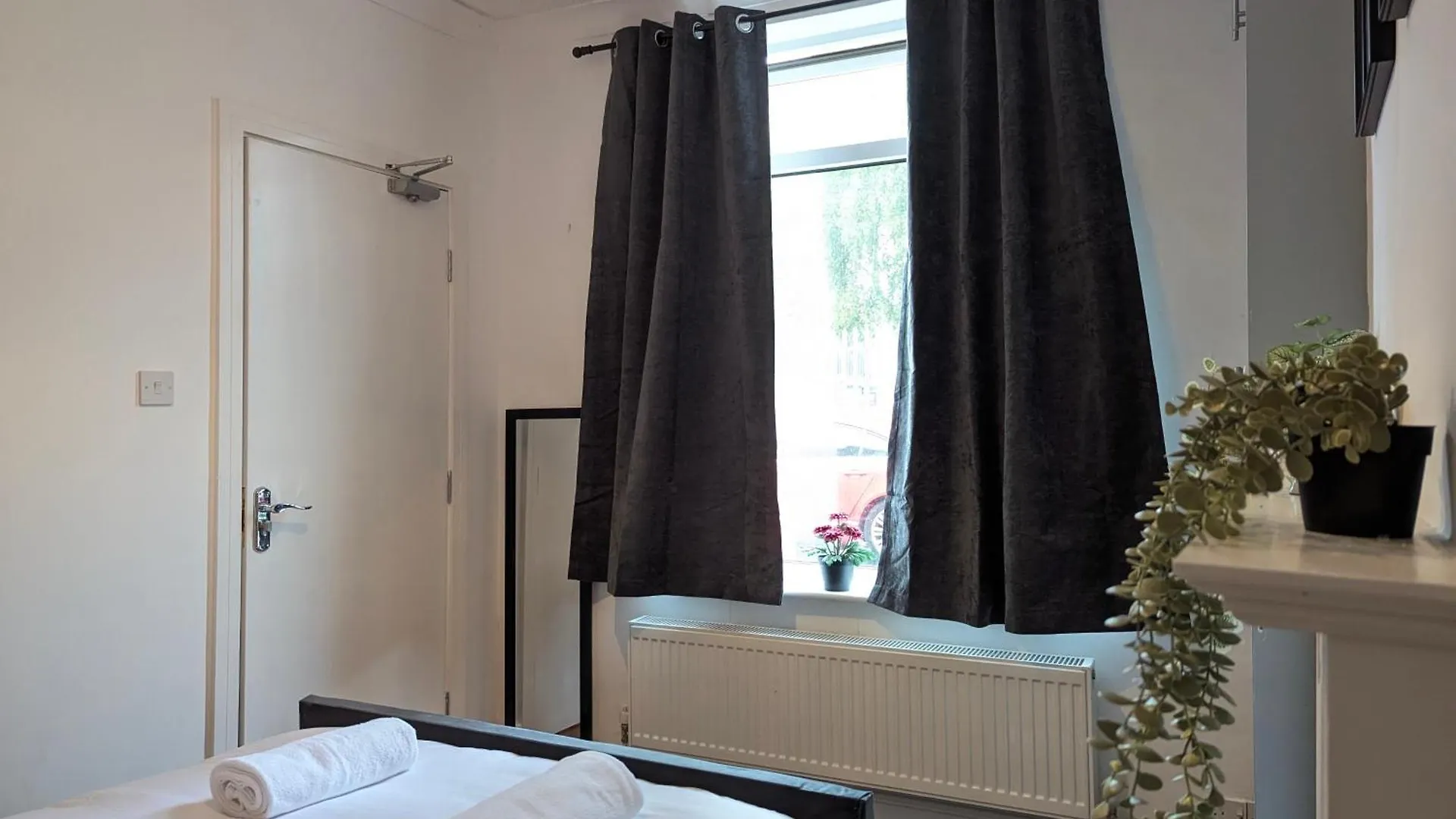 Modern Double Room W Private Bath & Free Parking Йорк Великобритания